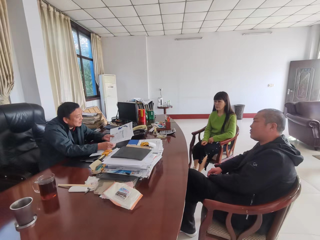 木欒司法所與公司對(duì)接，提供“點(diǎn)對(duì)點(diǎn)”、“訂單式”常態(tài)化司法精準(zhǔn)服務(wù)，助力企業(yè)發(fā)展。